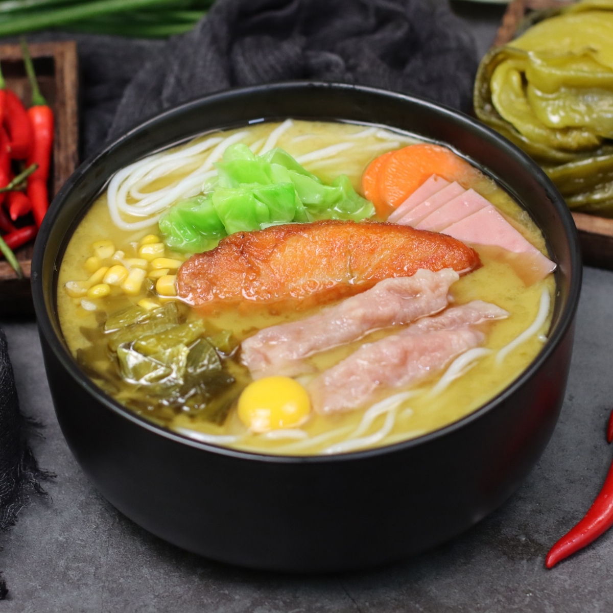 狀元米線(xiàn)招商加盟火熱進(jìn)行中，30平方米起可立店，簡(jiǎn)單好操作，歡迎隨時(shí)來(lái)總部考察，全國合作熱線(xiàn)：400-967-2208