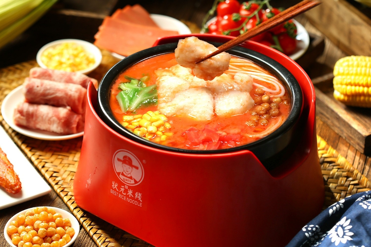 狀元米線(xiàn)深知決定一家米線(xiàn)店生意好壞，全靠產(chǎn)品口味，17年專(zhuān)業(yè)米線(xiàn)品類(lèi)，真材實(shí)料，才夠好吃！歡迎各界有志之士加入合作。全國合作熱線(xiàn)：400-967-2208