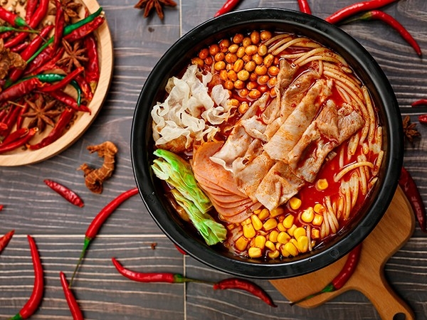 狀元米線(xiàn)好吃不貴，價(jià)格實(shí)惠，食材都是由總部工廠(chǎng)直供，保證口味統一多種主食選擇，操作簡(jiǎn)單，也不需要大廚，堂食+外帶+外賣(mài)，免費培訓，扶持創(chuàng  )業(yè)，無(wú)需經(jīng)驗即可開(kāi)一家米線(xiàn)店，大眾消費，老少皆宜，全時(shí)段可經(jīng)營(yíng)，總部提供一站式扶持！狀元米線(xiàn)，18年只為一碗好米線(xiàn)