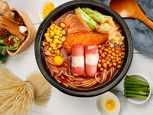 在本地開(kāi)一家狀元米線(xiàn)店需要多少錢(qián)？狀元米線(xiàn)&香汁蘭番茄米線(xiàn)火熱招商中，沒(méi)有餐飲經(jīng)驗不用怕，零經(jīng)驗小白也能開(kāi)，免費培訓扶持創(chuàng  )業(yè)，30平方起即可開(kāi)店，新鮮食材統一配送，無(wú)需廚師，操作簡(jiǎn)單，品類(lèi)豐富，3分鐘出餐，堂食+外賣(mài)多平臺接單，開(kāi)店經(jīng)營(yíng)總部全程幫扶