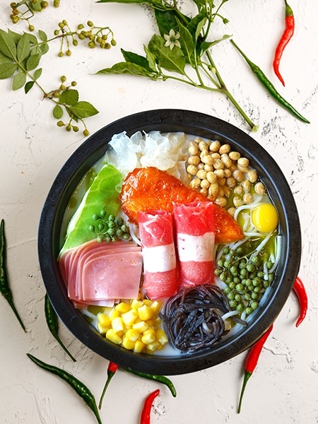 上手快，一個(gè)投資小，好操作的美食餐廳！米線(xiàn)加盟好項目，狀元米線(xiàn)全國合作熱線(xiàn)：400-967-2208