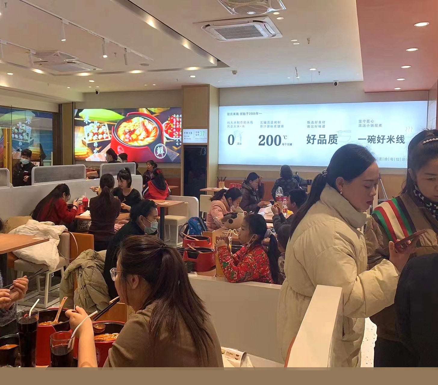 狀元米線(xiàn)20年來(lái)一直堅持品質(zhì)至上誠邀您隨時(shí)來(lái)總部考察，全國合作熱線(xiàn)：400-967-2208